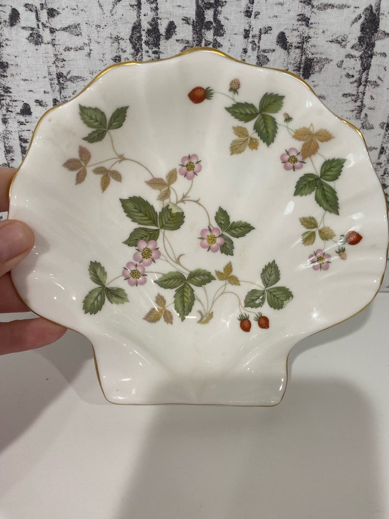 Wedgwood Bone China Wild Strawberry Print Trinket Tray Shell Shape Soap Dish VTG image 3