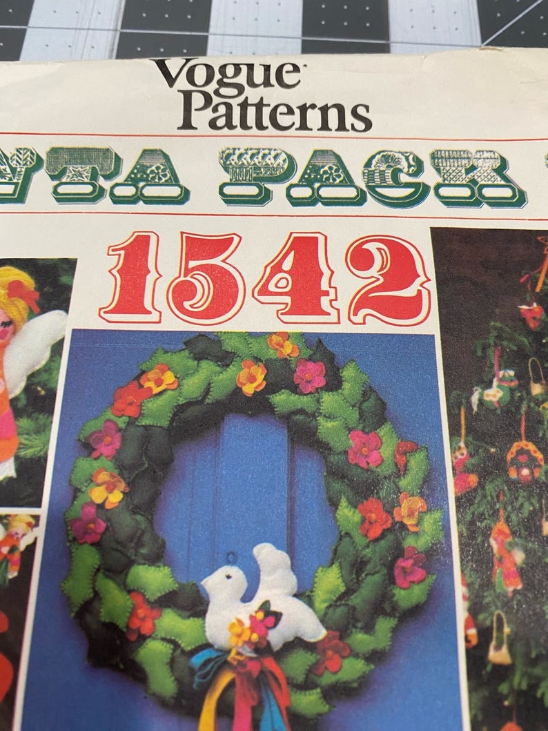Vogue Sewing Pattern Santa Pack 4 1542 Uncut Vintage Christmas Home Decor Crafts image 3