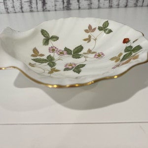 Wedgwood Bone China Wild Strawberry Print Trinket Tray Shell Shape Soap Dish VTG image 5