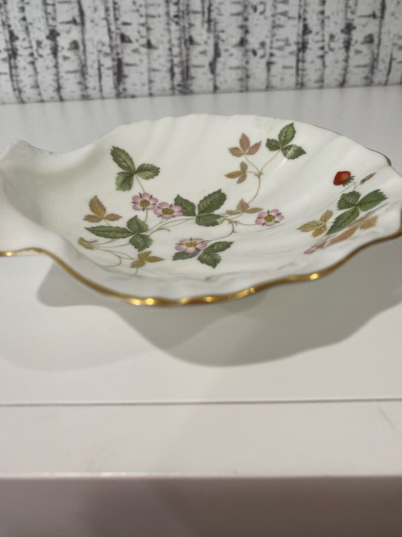 Wedgwood Bone China Wild Strawberry Print Trinket Tray Shell Shape Soap Dish VTG image 5