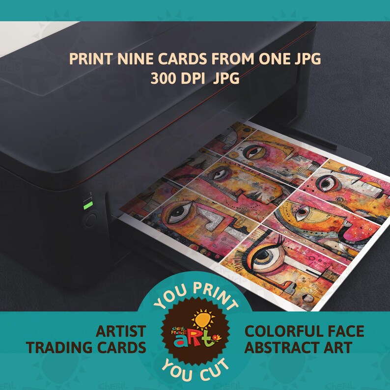 Pu&ograve; includere: Una stampante sta stampando un foglio di carta con nove volti astratti colorati. La carta &egrave; etichettata "Artist Trading Cards" e "Colorful Face Abstract Art". La stampante &egrave; etichettata "You Print You Cut".