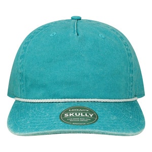 Peut inclure: Une casquette de baseball bleu turquoise avec une bordure en corde blanche et un logo vert qui dit "Legacy Skully" avec le texte "Visor board made from recycled content" en dessous.