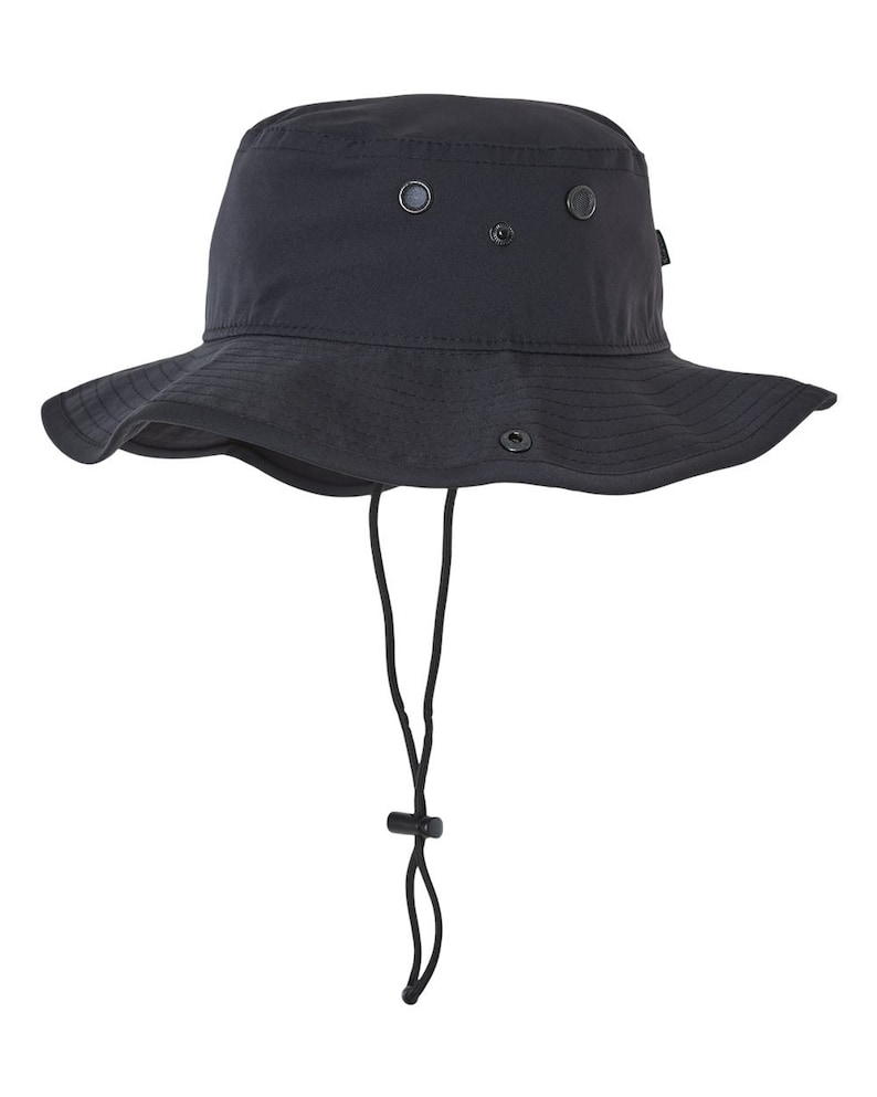 Pode incluir: Um chap&eacute;u de pescador preto com uma aba larga e um cord&atilde;o de ajuste. O chap&eacute;u tem um pequeno logotipo no lado e um cord&atilde;o preto com um bot&atilde;o de pl&aacute;stico.