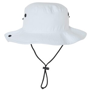 Pode incluir: Um chap&eacute;u de sol branco com aba larga e um cord&atilde;o preto.