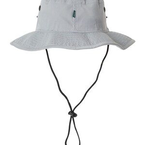 Pode incluir: Um chap&eacute;u de balde cinza com um cord&atilde;o de ajuste preto. O chap&eacute;u tem uma etiqueta verde no lado.