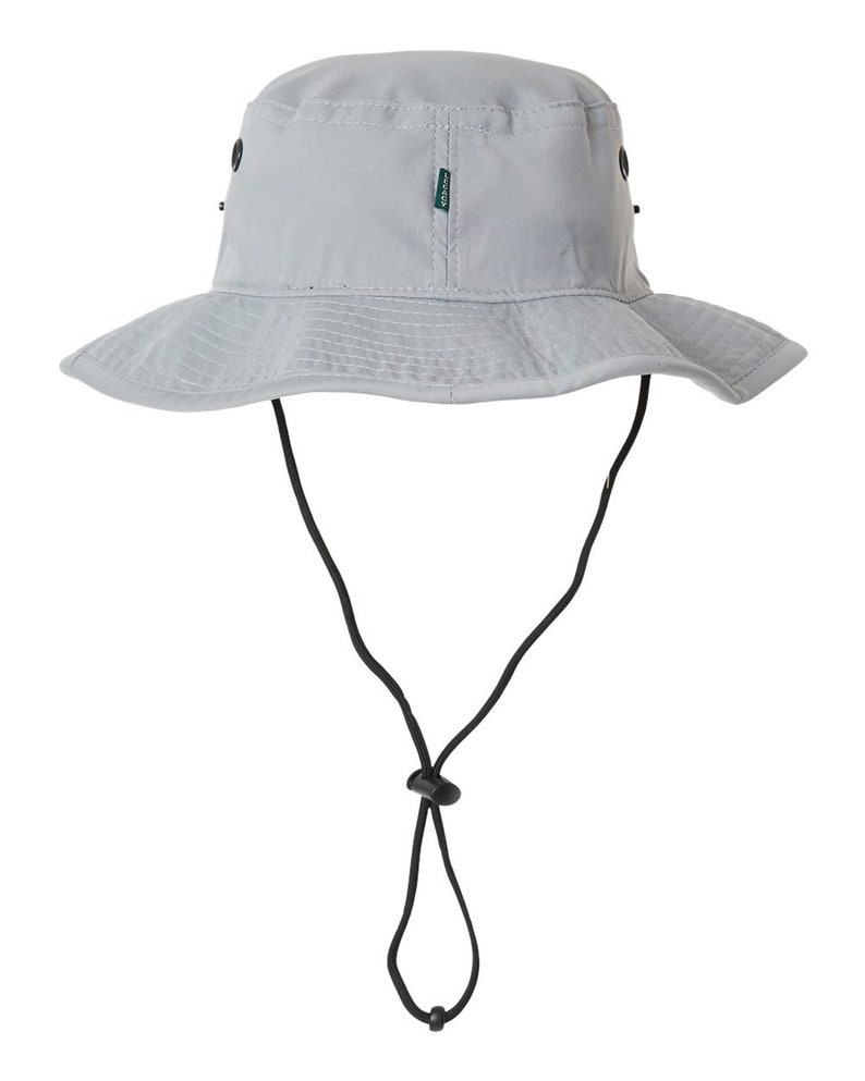 Pode incluir: Um chap&eacute;u de balde cinza com um cord&atilde;o de ajuste preto. O chap&eacute;u tem uma etiqueta verde no lado.