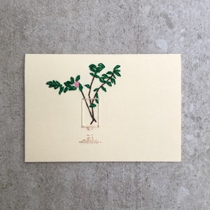 Carte de vœux de fleurs brodées, carte de fleurs brodées, fleurs brodées dans une carte de vase, carte de papier recyclée, enveloppe recyclée
