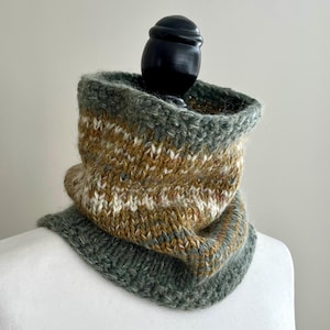 0/S Wool neck warmer, unisex neck warmer, Wool neck warmer, green and cream neck warmer, fairisle neck warmer, wool cowl, handknit coll