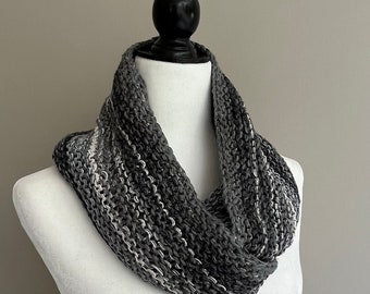 Écharpe infini sans laine tricotée à la main, écharpe grise, écharpe en fil doux, écharpe toutes saisons, écharpe femme, cadeau femme, écharpe faite main, écharpe végétalienne