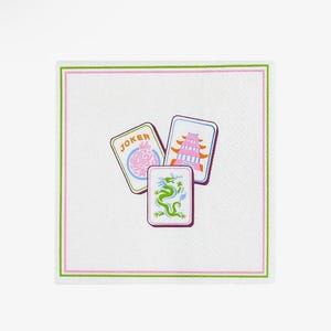 K&ouml;nnte beinhalten: Wei&szlig;es quadratisches Papierservietten mit einem rosa und gr&uuml;nen Rand. Die Serviette zeigt drei farbenfrohe Kartenillustrationen: eine Jokerkarte, eine Pagodenkarte und eine Drachenkarte.