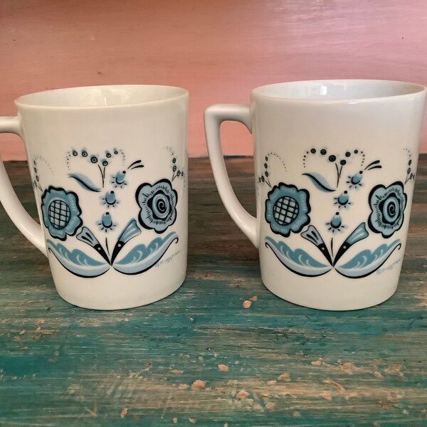 Berggren coffee/tea mugs, Swedish Scandinavian original Berggren mugs, blue and white floral, 1966, Pair of Mugs