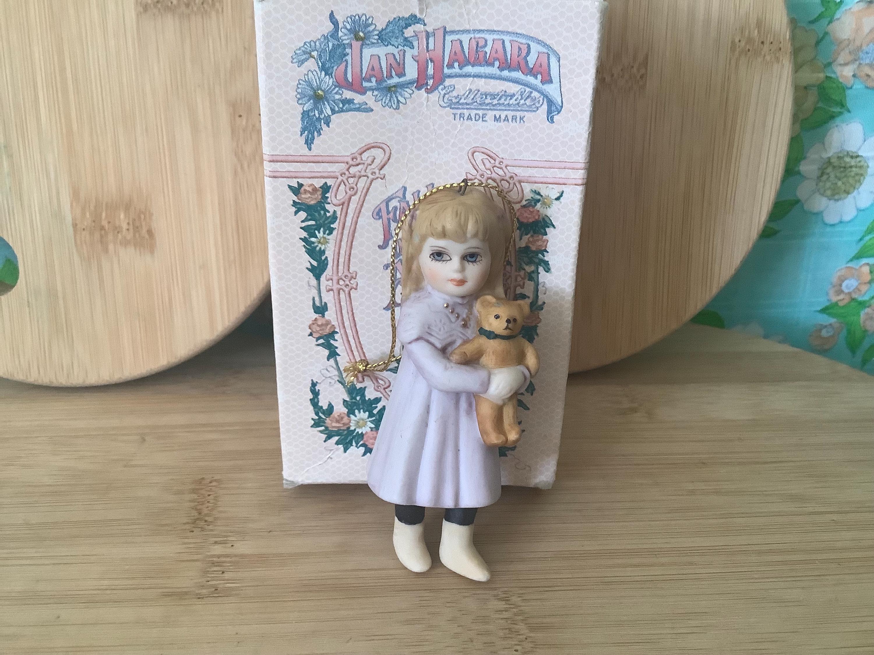 ジャン・ハガラ 少女と女の子の人形 ヴィンテージ ステンドグラス エミリー Jan Hagara Figurine - Etsy