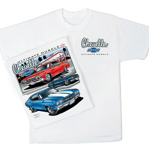 Op de afbeelding: Wit T-shirt met een blauwe en witte illustratie van een Chevrolet Chevelle muscle car. Het shirt heeft de tekst "Chevelle Chevrolet Ultimate Muscle" op de voorkant gedrukt.