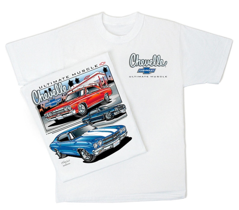 Op de afbeelding: Wit T-shirt met een blauwe en witte illustratie van een Chevrolet Chevelle muscle car. Het shirt heeft de tekst "Chevelle Chevrolet Ultimate Muscle" op de voorkant gedrukt.