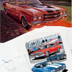 Op de afbeelding: Een wit T-shirt met een vintage illustratie van een rode Chevrolet Chevelle SS muscle car. De illustratie toont de auto die over een weg rijdt met palmbomen en een tankstation op de achtergrond. De tekst "Chevelle" en "Ultimate Muscle" staat op het shirt gedrukt.
