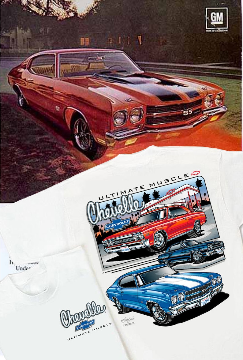 Op de afbeelding: Een wit T-shirt met een vintage illustratie van een rode Chevrolet Chevelle SS muscle car. De illustratie toont de auto die over een weg rijdt met palmbomen en een tankstation op de achtergrond. De tekst "Chevelle" en "Ultimate Muscle" staat op het shirt gedrukt.