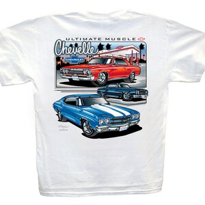 Op de afbeelding: Wit T-shirt met een afbeelding van drie klassieke Chevelle muscle cars. De auto's zijn rood, blauw en blauw met een witte streep. De tekst "ULTIMATE MUSCLE" en "Chevelle" staat op het shirt gedrukt.