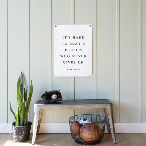 Il est difficile de battre une personne qui n'abandonne jamais | Drapeau en toile | Décoration de chambre de garçon | Décoration murale pour chambre d'enfants | Citation de Babe Ruth | Décoration de salle de jeux