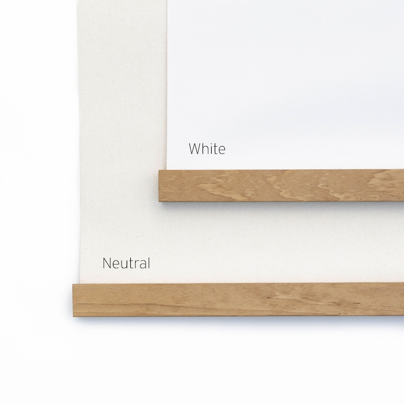 K&ouml;nnte beinhalten: Zwei rechteckige H&auml;ngevorrichtungen mit hellbraunen Holzleisten oben und unten. Die obere Vorrichtung hat einen wei&szlig;en Hintergrund mit der Aufschrift White, die untere einen neutralen, cremewei&szlig;en Hintergrund mit der Aufschrift Neutral.