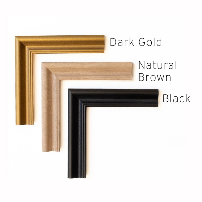 Puede incluir: Tres muestras de moldura de marco de imagen en diferentes colores: dorado oscuro, marr&oacute;n natural y negro.