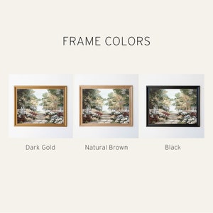 Puede incluir: Tres im&aacute;genes enmarcadas de una pintura que representa un camino de jard&iacute;n con flores y &aacute;rboles. Los marcos se muestran en tres colores diferentes: dorado oscuro, marr&oacute;n natural y negro. El texto "FRAME COLORS" se muestra encima de las im&aacute;genes.