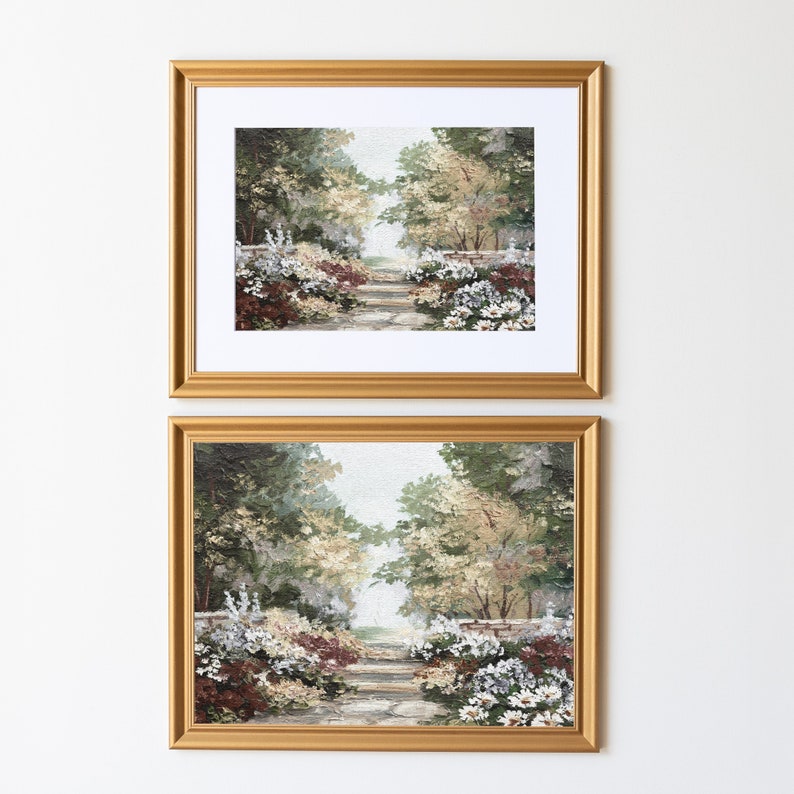 Puede incluir: Dos pinturas enmarcadas de un camino de jard&iacute;n con &aacute;rboles y flores. La pintura superior tiene una paleta de colores m&aacute;s clara con un marco blanco. La pintura inferior tiene una paleta de colores m&aacute;s oscura con un marco dorado.