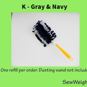 Puede incluir: Un cabezal de plumero de repuesto en gris y azul marino. El cabezal del plumero tiene un mango blanco con un agarre amarillo. El texto "K - Gray & Navy" est&aacute; en la parte superior de la imagen. El texto "One refill per order. Dusting wand not included." est&aacute; en la parte inferior.