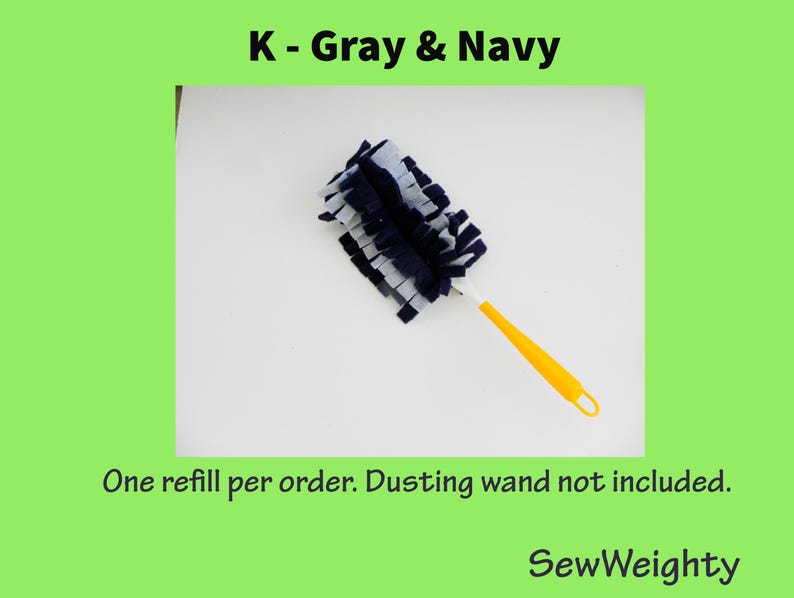 Puede incluir: Un cabezal de plumero de repuesto en gris y azul marino. El cabezal del plumero tiene un mango blanco con un agarre amarillo. El texto "K - Gray & Navy" est&aacute; en la parte superior de la imagen. El texto "One refill per order. Dusting wand not included." est&aacute; en la parte inferior.