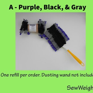 Puede incluir: Una recarga de plumero con tiras de tela moradas, negras y grises. La varita tiene un mango amarillo. El texto "A - Purple, Black, & Gray" est&aacute; en la parte superior. El texto "One refill per order. Dusting wand not included." est&aacute; en la parte inferior.