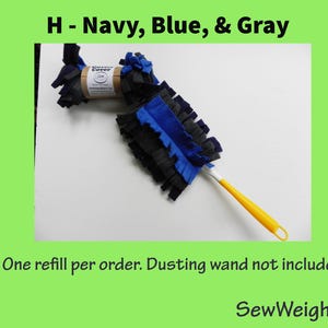 Puede incluir: Un recambio de plumero azul marino, azul y gris con un mango amarillo. El cabezal del plumero est&aacute; hecho de tela en capas. El texto "H - Navy, Blue, & Gray" est&aacute; en la parte superior. El texto "One refill per order. Dusting wand not included." est&aacute; en la parte inferior.