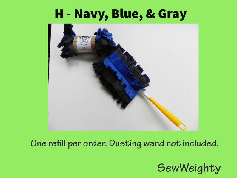 Puede incluir: Un recambio de plumero azul marino, azul y gris con un mango amarillo. El cabezal del plumero est&aacute; hecho de tela en capas. El texto "H - Navy, Blue, & Gray" est&aacute; en la parte superior. El texto "One refill per order. Dusting wand not included." est&aacute; en la parte inferior.