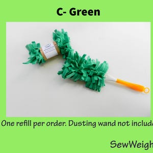 Puede incluir: Recambio de plumero verde con mango naranja y blanco. El cabezal del plumero est&aacute; hecho de tiras de tela verde. El texto "C- Green" est&aacute; en la parte superior de la imagen. El texto "One refill per order. Dusting wand not included." est&aacute; en la parte inferior.