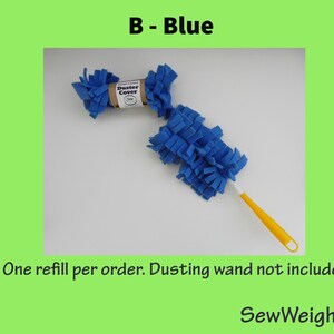 Puede incluir: Recambio de plumero azul con mango amarillo. La funda del plumero es de tela azul y est&aacute; dise&ntilde;ada para adaptarse a una varilla de plumero. El texto "B - Blue" est&aacute; en la parte superior de la imagen.
