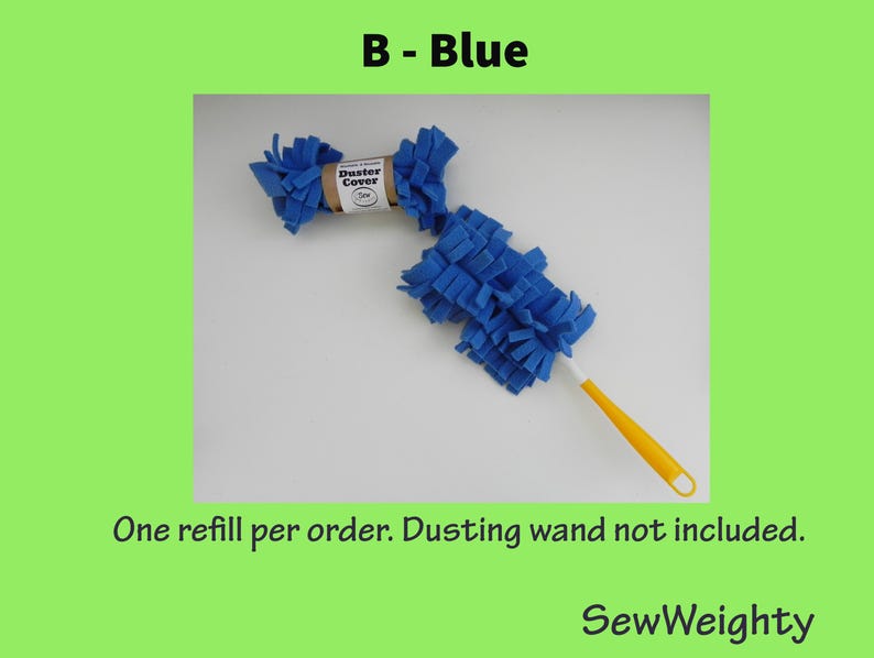 Puede incluir: Recambio de plumero azul con mango amarillo. La funda del plumero es de tela azul y est&aacute; dise&ntilde;ada para adaptarse a una varilla de plumero. El texto "B - Blue" est&aacute; en la parte superior de la imagen.