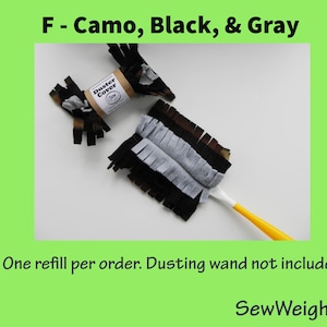 Puede incluir: Una recarga de funda para plumero en camuflaje, negro y gris. La funda del plumero est&aacute; hecha de tiras de tela y tiene un mango amarillo y blanco. El texto "Duster Cover" est&aacute; en el embalaje. El texto "One refill per order. Dusting wand not included." tambi&eacute;n es visible.