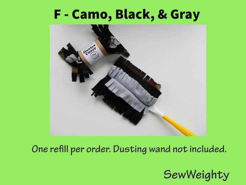 Puede incluir: Una recarga de funda para plumero en camuflaje, negro y gris. La funda del plumero est&aacute; hecha de tiras de tela y tiene un mango amarillo y blanco. El texto "Duster Cover" est&aacute; en el embalaje. El texto "One refill per order. Dusting wand not included." tambi&eacute;n es visible.