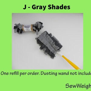 Puede incluir: Un recambio de plumero gris y negro y un plumero con mango amarillo. El texto "J - Gray Shades" est&aacute; en la parte superior de la imagen. El texto "Duster Cover" est&aacute; en el recambio. El texto "SewWeighty" est&aacute; en la parte inferior.