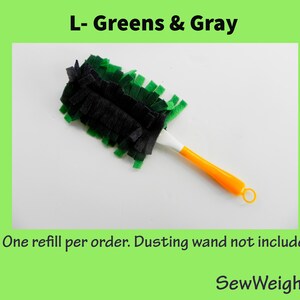Puede incluir: Un cabezal de plumero de repuesto con tiras de microfibra verdes y negras. El mango es blanco y naranja. El texto "L- Greens & Gray" est&aacute; en la parte superior, y "One refill per order. Dusting wand not included." est&aacute; debajo.