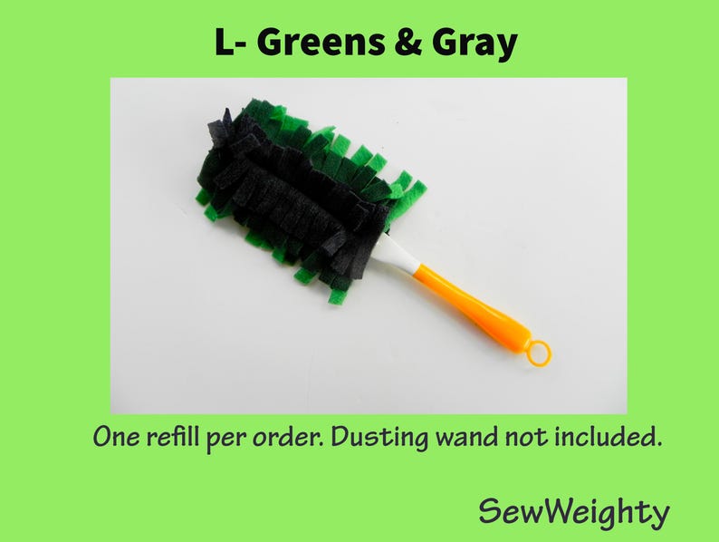 Puede incluir: Un cabezal de plumero de repuesto con tiras de microfibra verdes y negras. El mango es blanco y naranja. El texto "L- Greens & Gray" est&aacute; en la parte superior, y "One refill per order. Dusting wand not included." est&aacute; debajo.