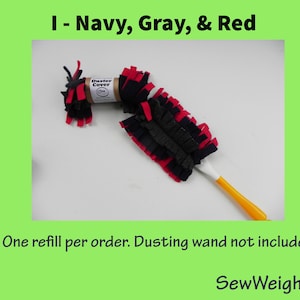Puede incluir: Una recarga de plumero azul marino, gris y rojo con un mango blanco y amarillo. El plumero tiene forma cil&iacute;ndrica con una etiqueta que dice "Duster Cover". El texto "I - Navy, Gray, & Red" est&aacute; en la parte superior.