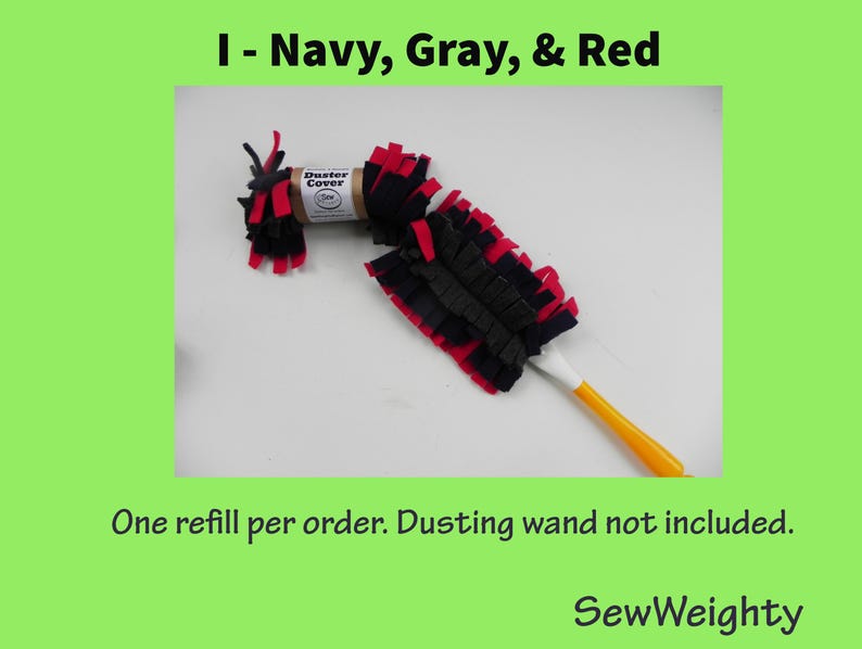 Puede incluir: Una recarga de plumero azul marino, gris y rojo con un mango blanco y amarillo. El plumero tiene forma cil&iacute;ndrica con una etiqueta que dice "Duster Cover". El texto "I - Navy, Gray, & Red" est&aacute; en la parte superior.