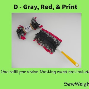 Puede incluir: Una recarga de plumero gris, rojo y estampado con un mango amarillo. La funda del plumero es de tela y tiene una etiqueta que dice "Duster Cover". Tambi&eacute;n es visible el texto "One refill per order. Dusting wand not included."