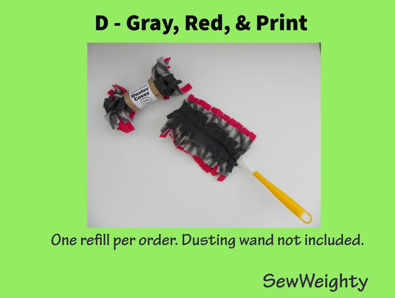Puede incluir: Una recarga de plumero gris, rojo y estampado con un mango amarillo. La funda del plumero es de tela y tiene una etiqueta que dice "Duster Cover". Tambi&eacute;n es visible el texto "One refill per order. Dusting wand not included."
