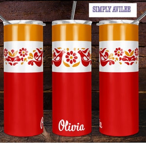 Puede incluir: Tres vasos de acero inoxidable rojos y blancos con un diseño floral y de pájaros. El vaso del medio tiene el nombre "Olivia" en él.
