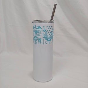 以下が含まれることがあります： 白地にターコイズブルーの鶏と花柄が描かれたステンレス製のタンブラー。蓋とストロー付きです。