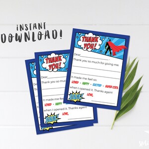 Może przedstawiać: Zestaw drukowanych kartek z podziękowaniami w stylu superbohatera. Kartki są niebieskie z białą ramką i mają dymkę z tekstem "Dziękuję!" w kolorze czerwonym i białym. Kartki przedstawiają również superbohatera w czerwonym płaszczu oraz tekst "Drogi/a" i "Dziękuję bardzo za to, że dałeś/aś mi..." w kolorze czarnym.