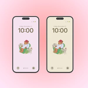 以下が含まれることがあります： 薄いピンクと薄いベージュの背景を持つ2つの電話画面のモックアップ。両方の画面には、10:00の時間と12月22日金曜日の日付が表示されています。画面には、赤い帽子をかぶったクマが椅子に座って紅茶を飲んでいるイラストも表示されています。