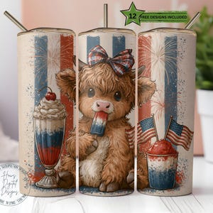 Può includere: Un bicchiere cilindrico con l'illustrazione di una mucca Highland marrone con un fiocco a quadri, che mangia un ghiacciolo rosso, bianco e blu. Il design include un milkshake, bandiere americane, fuochi d'artificio e il testo 12 FREE DESIGNS INCLUDED.