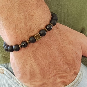 Pulsera personalizada con inicial para hombre: pulsera con cuentas de piedras preciosas de ónix negro y turmalina negra, regalos de joyería de bronce para él, regalos únicos
