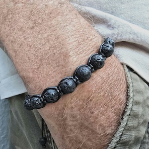 Bracciale in pietra lavica da uomo – Cordoncino regolabile da 8 mm, perle vulcaniche, pietre diffusori di aromaterapia